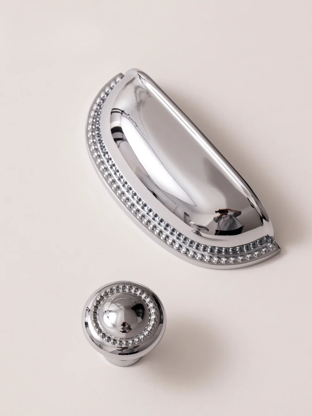 Chrome cabinet handle and knob set on a light background with 'Santaya' branding.